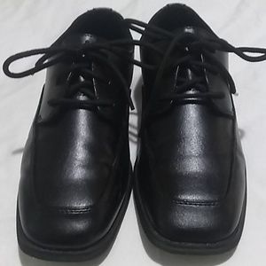Boys shoes size 5 med